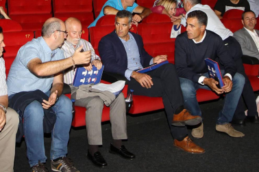 Cerca de 200 personas acudieron a los cines Golem de La Morea para conmemorar el 25 aniversario de la unión de Intersport Irabia y el Club Ciclista Aralar para fomentar el ciclismo entre los más pequeños. El evento reunió a los chavales que están actualmente en las escuelas, entrenadores y directivos de todas las épocas, ex ciclistas profesionales que se formaron en el club, presidentes de otros clubes, instituciones y ciclistas navarros en activo o ya retirados como los hermanos Induráin, Jon Bru, Pablo Urtasun o Alberto Martínez, entre otros. Al final, los asistentes anotaron mensajes de apoyo y agradecimiento en dos paneles.