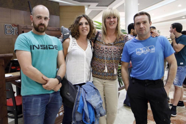 Cerca de 200 personas acudieron a los cines Golem de La Morea para conmemorar el 25 aniversario de la unión de Intersport Irabia y el Club Ciclista Aralar para fomentar el ciclismo entre los más pequeños. El evento reunió a los chavales que están actualmente en las escuelas, entrenadores y directivos de todas las épocas, ex ciclistas profesionales que se formaron en el club, presidentes de otros clubes, instituciones y ciclistas navarros en activo o ya retirados como los hermanos Induráin, Jon Bru, Pablo Urtasun o Alberto Martínez, entre otros. Al final, los asistentes anotaron mensajes de apoyo y agradecimiento en dos paneles.