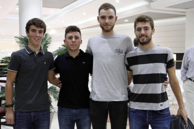 Cerca de 200 personas acudieron a los cines Golem de La Morea para conmemorar el 25 aniversario de la unión de Intersport Irabia y el Club Ciclista Aralar para fomentar el ciclismo entre los más pequeños. El evento reunió a los chavales que están actualmente en las escuelas, entrenadores y directivos de todas las épocas, ex ciclistas profesionales que se formaron en el club, presidentes de otros clubes, instituciones y ciclistas navarros en activo o ya retirados como los hermanos Induráin, Jon Bru, Pablo Urtasun o Alberto Martínez, entre otros. Al final, los asistentes anotaron mensajes de apoyo y agradecimiento en dos paneles.