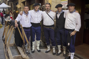 El pasado fin de semana, los vecinos de Puente la Reina y los visitantes que se acercaron a esta localidad pudieron disfrutar del completo programa organizado con motivo de sus fiestas tradicionales. Uno de los actos más auténticos es la carrera de layas, que se celebró el domingo 25 por la tarde. Gigantes y cabezudos, encuentros gastronómicos, encierros de vacas, baile de la Era y feria de artesanía fueron algunas de las citas más atractivas de estos festejos.