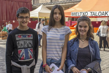 El pasado fin de semana, los vecinos de Puente la Reina y los visitantes que se acercaron a esta localidad pudieron disfrutar del completo programa organizado con motivo de sus fiestas tradicionales. Uno de los actos más auténticos es la carrera de layas, que se celebró el domingo 25 por la tarde. Gigantes y cabezudos, encuentros gastronómicos, encierros de vacas, baile de la Era y feria de artesanía fueron algunas de las citas más atractivas de estos festejos.