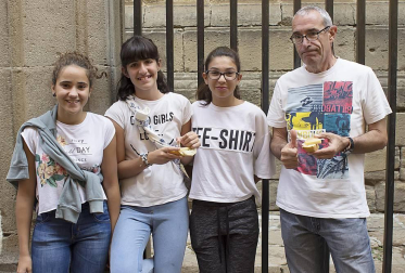 El pasado fin de semana, los vecinos de Puente la Reina y los visitantes que se acercaron a esta localidad pudieron disfrutar del completo programa organizado con motivo de sus fiestas tradicionales. Uno de los actos más auténticos es la carrera de layas, que se celebró el domingo 25 por la tarde. Gigantes y cabezudos, encuentros gastronómicos, encierros de vacas, baile de la Era y feria de artesanía fueron algunas de las citas más atractivas de estos festejos.