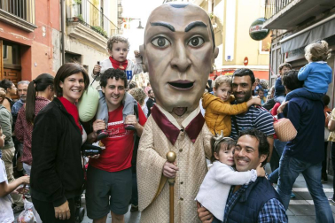Las fiestas de San Fermín de Aldapa son una de las citas más esperadas por los pamploneses en este comienzo del otoño. El fin de semana del 23 al 25 de septiembre se desarrolló la programación principal, organizada por la Comisión de fiestas del Casco Antiguo. Una de las aportaciones del Ayuntamiento de Pamplona a esta celebración es la actuación de la Comparsa de Gigantes y Cabezudos, que animaron las calles de lo viejo el sábado por la tarde y el domingo por la mañana. Una cita inexcusable tanto para los más pequeños como para aquellos que ya no lo son tanto.