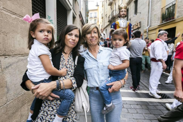 Las fiestas de San Fermín de Aldapa son una de las citas más esperadas por los pamploneses en este comienzo del otoño. El fin de semana del 23 al 25 de septiembre se desarrolló la programación principal, organizada por la Comisión de fiestas del Casco Antiguo. Una de las aportaciones del Ayuntamiento de Pamplona a esta celebración es la actuación de la Comparsa de Gigantes y Cabezudos, que animaron las calles de lo viejo el sábado por la tarde y el domingo por la mañana. Una cita inexcusable tanto para los más pequeños como para aquellos que ya no lo son tanto.