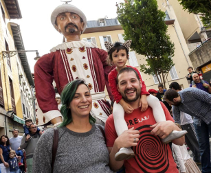 Las fiestas de San Fermín de Aldapa son una de las citas más esperadas por los pamploneses en este comienzo del otoño. El fin de semana del 23 al 25 de septiembre se desarrolló la programación principal, organizada por la Comisión de fiestas del Casco Antiguo. Una de las aportaciones del Ayuntamiento de Pamplona a esta celebración es la actuación de la Comparsa de Gigantes y Cabezudos, que animaron las calles de lo viejo el sábado por la tarde y el domingo por la mañana. Una cita inexcusable tanto para los más pequeños como para aquellos que ya no lo son tanto.