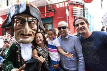 Las fiestas de San Fermín de Aldapa son una de las citas más esperadas por los pamploneses en este comienzo del otoño. El fin de semana del 23 al 25 de septiembre se desarrolló la programación principal, organizada por la Comisión de fiestas del Casco Antiguo. Una de las aportaciones del Ayuntamiento de Pamplona a esta celebración es la actuación de la Comparsa de Gigantes y Cabezudos, que animaron las calles de lo viejo el sábado por la tarde y el domingo por la mañana. Una cita inexcusable tanto para los más pequeños como para aquellos que ya no lo son tanto.