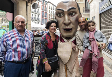 Las fiestas de San Fermín de Aldapa son una de las citas más esperadas por los pamploneses en este comienzo del otoño. El fin de semana del 23 al 25 de septiembre se desarrolló la programación principal, organizada por la Comisión de fiestas del Casco Antiguo. Una de las aportaciones del Ayuntamiento de Pamplona a esta celebración es la actuación de la Comparsa de Gigantes y Cabezudos, que animaron las calles de lo viejo el sábado por la tarde y el domingo por la mañana. Una cita inexcusable tanto para los más pequeños como para aquellos que ya no lo son tanto.