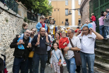 Las fiestas de San Fermín de Aldapa son una de las citas más esperadas por los pamploneses en este comienzo del otoño. El fin de semana del 23 al 25 de septiembre se desarrolló la programación principal, organizada por la Comisión de fiestas del Casco Antiguo. Una de las aportaciones del Ayuntamiento de Pamplona a esta celebración es la actuación de la Comparsa de Gigantes y Cabezudos, que animaron las calles de lo viejo el sábado por la tarde y el domingo por la mañana. Una cita inexcusable tanto para los más pequeños como para aquellos que ya no lo son tanto.
