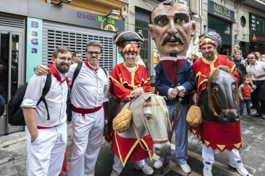 Las fiestas de San Fermín de Aldapa son una de las citas más esperadas por los pamploneses en este comienzo del otoño. El fin de semana del 23 al 25 de septiembre se desarrolló la programación principal, organizada por la Comisión de fiestas del Casco Antiguo. Una de las aportaciones del Ayuntamiento de Pamplona a esta celebración es la actuación de la Comparsa de Gigantes y Cabezudos, que animaron las calles de lo viejo el sábado por la tarde y el domingo por la mañana. Una cita inexcusable tanto para los más pequeños como para aquellos que ya no lo son tanto.
