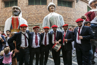 Las fiestas de San Fermín de Aldapa son una de las citas más esperadas por los pamploneses en este comienzo del otoño. El fin de semana del 23 al 25 de septiembre se desarrolló la programación principal, organizada por la Comisión de fiestas del Casco Antiguo. Una de las aportaciones del Ayuntamiento de Pamplona a esta celebración es la actuación de la Comparsa de Gigantes y Cabezudos, que animaron las calles de lo viejo el sábado por la tarde y el domingo por la mañana. Una cita inexcusable tanto para los más pequeños como para aquellos que ya no lo son tanto.
