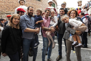 Las fiestas de San Fermín de Aldapa son una de las citas más esperadas por los pamploneses en este comienzo del otoño. El fin de semana del 23 al 25 de septiembre se desarrolló la programación principal, organizada por la Comisión de fiestas del Casco Antiguo. Una de las aportaciones del Ayuntamiento de Pamplona a esta celebración es la actuación de la Comparsa de Gigantes y Cabezudos, que animaron las calles de lo viejo el sábado por la tarde y el domingo por la mañana. Una cita inexcusable tanto para los más pequeños como para aquellos que ya no lo son tanto.