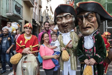 Las fiestas de San Fermín de Aldapa son una de las citas más esperadas por los pamploneses en este comienzo del otoño. El fin de semana del 23 al 25 de septiembre se desarrolló la programación principal, organizada por la Comisión de fiestas del Casco Antiguo. Una de las aportaciones del Ayuntamiento de Pamplona a esta celebración es la actuación de la Comparsa de Gigantes y Cabezudos, que animaron las calles de lo viejo el sábado por la tarde y el domingo por la mañana. Una cita inexcusable tanto para los más pequeños como para aquellos que ya no lo son tanto.