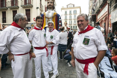 Las fiestas de San Fermín de Aldapa son una de las citas más esperadas por los pamploneses en este comienzo del otoño. El fin de semana del 23 al 25 de septiembre se desarrolló la programación principal, organizada por la Comisión de fiestas del Casco Antiguo. Una de las aportaciones del Ayuntamiento de Pamplona a esta celebración es la actuación de la Comparsa de Gigantes y Cabezudos, que animaron las calles de lo viejo el sábado por la tarde y el domingo por la mañana. Una cita inexcusable tanto para los más pequeños como para aquellos que ya no lo son tanto.