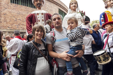 Las fiestas de San Fermín de Aldapa son una de las citas más esperadas por los pamploneses en este comienzo del otoño. El fin de semana del 23 al 25 de septiembre se desarrolló la programación principal, organizada por la Comisión de fiestas del Casco Antiguo. Una de las aportaciones del Ayuntamiento de Pamplona a esta celebración es la actuación de la Comparsa de Gigantes y Cabezudos, que animaron las calles de lo viejo el sábado por la tarde y el domingo por la mañana. Una cita inexcusable tanto para los más pequeños como para aquellos que ya no lo son tanto.
