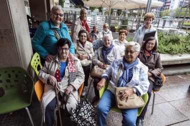 El sábado 17 de septiembre, de la mano de la Asociación de Vecinos de San Juan, este barrio pamplonés celebró un día de fiesta. La plaza de Azuelo fue uno de los escenarios seleccionados. Diferentes colectivos y asociaciones expusieron allí su trabajo y también se pudo disfrutar de txalaparta, danzas, cuentacuentos, juegos, exposiciones e incluso una comida popular.