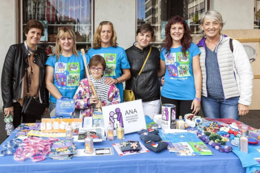 El sábado 17 de septiembre, de la mano de la Asociación de Vecinos de San Juan, este barrio pamplonés celebró un día de fiesta. La plaza de Azuelo fue uno de los escenarios seleccionados. Diferentes colectivos y asociaciones expusieron allí su trabajo y también se pudo disfrutar de txalaparta, danzas, cuentacuentos, juegos, exposiciones e incluso una comida popular.