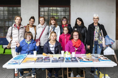 El sábado 17 de septiembre, de la mano de la Asociación de Vecinos de San Juan, este barrio pamplonés celebró un día de fiesta. La plaza de Azuelo fue uno de los escenarios seleccionados. Diferentes colectivos y asociaciones expusieron allí su trabajo y también se pudo disfrutar de txalaparta, danzas, cuentacuentos, juegos, exposiciones e incluso una comida popular.