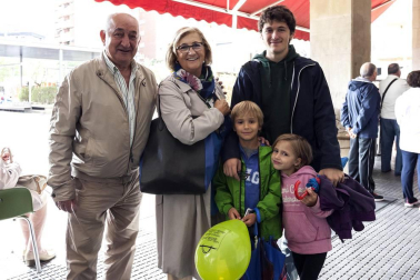 El sábado 17 de septiembre, de la mano de la Asociación de Vecinos de San Juan, este barrio pamplonés celebró un día de fiesta. La plaza de Azuelo fue uno de los escenarios seleccionados. Diferentes colectivos y asociaciones expusieron allí su trabajo y también se pudo disfrutar de txalaparta, danzas, cuentacuentos, juegos, exposiciones e incluso una comida popular.