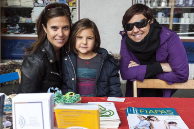El sábado 17 de septiembre, de la mano de la Asociación de Vecinos de San Juan, este barrio pamplonés celebró un día de fiesta. La plaza de Azuelo fue uno de los escenarios seleccionados. Diferentes colectivos y asociaciones expusieron allí su trabajo y también se pudo disfrutar de txalaparta, danzas, cuentacuentos, juegos, exposiciones e incluso una comida popular.