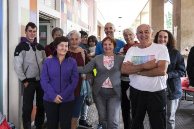 El sábado 17 de septiembre, de la mano de la Asociación de Vecinos de San Juan, este barrio pamplonés celebró un día de fiesta. La plaza de Azuelo fue uno de los escenarios seleccionados. Diferentes colectivos y asociaciones expusieron allí su trabajo y también se pudo disfrutar de txalaparta, danzas, cuentacuentos, juegos, exposiciones e incluso una comida popular.