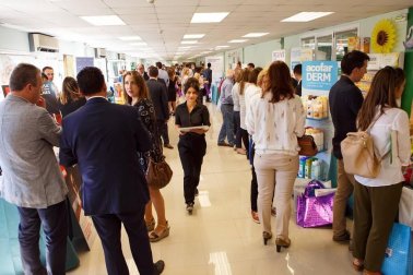 Nafarco, cooperativa farmacéutica líder en distribución en Navarra, ha celebrado la
quinta edición de Expofarma. 30 laboratorios de parafarmacia de las principales marcas del mercado aportaron su experiencia a los profesionales del sector que se acercaron a las instalaciones de Nafarco, en Noáin, el pasado 30 de septiembre.