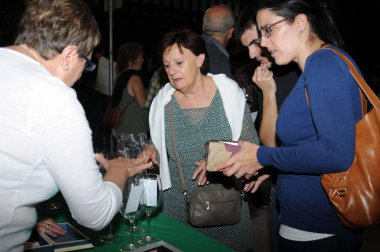 El viernes 30 de septiembre, la plaza de los Fueros de Falces acogió una degustación de vino y pinchos locales. El evento estuvo protagonizado por el Bar el Casino, las carnicerías Aranda, Inda y Ortega y las bodegas Aguirre, Armendáriz y Inurrieta, y fue organizado por la concejalía de Turismo del Ayuntamiento de Falces.