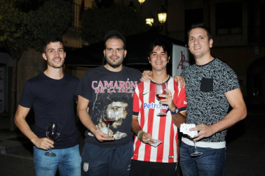 El viernes 30 de septiembre, la plaza de los Fueros de Falces acogió una degustación de vino y pinchos locales. El evento estuvo protagonizado por el Bar el Casino, las carnicerías Aranda, Inda y Ortega y las bodegas Aguirre, Armendáriz y Inurrieta, y fue organizado por la concejalía de Turismo del Ayuntamiento de Falces.