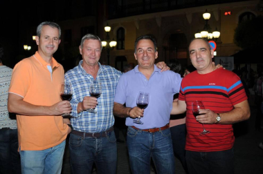 El viernes 30 de septiembre, la plaza de los Fueros de Falces acogió una degustación de vino y pinchos locales. El evento estuvo protagonizado por el Bar el Casino, las carnicerías Aranda, Inda y Ortega y las bodegas Aguirre, Armendáriz y Inurrieta, y fue organizado por la concejalía de Turismo del Ayuntamiento de Falces.