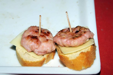 El viernes 30 de septiembre, la plaza de los Fueros de Falces acogió una degustación de vino y pinchos locales. El evento estuvo protagonizado por el Bar el Casino, las carnicerías Aranda, Inda y Ortega y las bodegas Aguirre, Armendáriz y Inurrieta, y fue organizado por la concejalía de Turismo del Ayuntamiento de Falces.