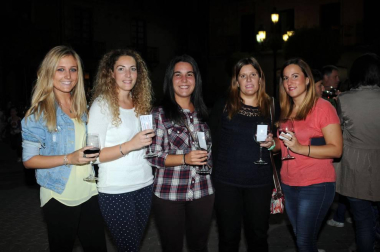 El viernes 30 de septiembre, la plaza de los Fueros de Falces acogió una degustación de vino y pinchos locales. El evento estuvo protagonizado por el Bar el Casino, las carnicerías Aranda, Inda y Ortega y las bodegas Aguirre, Armendáriz y Inurrieta, y fue organizado por la concejalía de Turismo del Ayuntamiento de Falces.