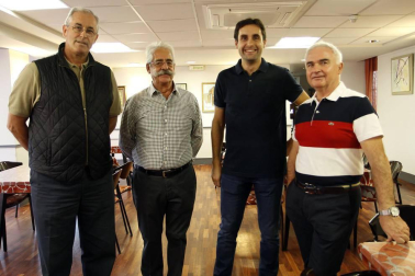 El pasado sábado, 1 de octubre, quedaron inauguradas las nuevas instalaciones del CD Larraina. Al evento acudió la junta directiva, con el presidente Carlos Rodríguez a la cabeza. También estuvo presente Pilar Mayo, técnica de Igualdad del Ayuntamiento de Pamplona. Los primeros visitantes pudieron conocer los nuevos vestuarios y la zona de spa con piscina con jacuzzi, saunas húmedas y saunas secas.