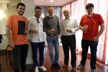 El pasado sábado, 1 de octubre, quedaron inauguradas las nuevas instalaciones del CD Larraina. Al evento acudió la junta directiva, con el presidente Carlos Rodríguez a la cabeza. También estuvo presente Pilar Mayo, técnica de Igualdad del Ayuntamiento de Pamplona. Los primeros visitantes pudieron conocer los nuevos vestuarios y la zona de spa con piscina con jacuzzi, saunas húmedas y saunas secas.