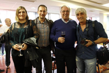 El pasado sábado, 1 de octubre, quedaron inauguradas las nuevas instalaciones del CD Larraina. Al evento acudió la junta directiva, con el presidente Carlos Rodríguez a la cabeza. También estuvo presente Pilar Mayo, técnica de Igualdad del Ayuntamiento de Pamplona. Los primeros visitantes pudieron conocer los nuevos vestuarios y la zona de spa con piscina con jacuzzi, saunas húmedas y saunas secas.