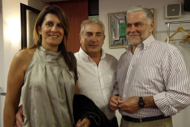 El pasado sábado, 1 de octubre, quedaron inauguradas las nuevas instalaciones del CD Larraina. Al evento acudió la junta directiva, con el presidente Carlos Rodríguez a la cabeza. También estuvo presente Pilar Mayo, técnica de Igualdad del Ayuntamiento de Pamplona. Los primeros visitantes pudieron conocer los nuevos vestuarios y la zona de spa con piscina con jacuzzi, saunas húmedas y saunas secas.