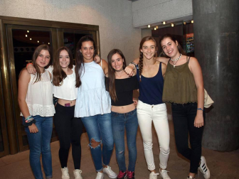 La ópera familiar 'Eloise' llenó las butacas del Teatro Gaztambide de Tudela el viernes 30 de septiembre. Se trata de un proyecto educativo coordinado por la Ópera de Cámara de Navarra en el que han participado diez colegios y entidades educativas navarras, un proceso creativo y artístico que han llevado a cabo más de 300 escolares navarros. Además, los jóvenes han trabajado conjuntamente con la Fundación Atena e Isterria, un ejemplo de integración.
