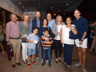 La ópera familiar 'Eloise' llenó las butacas del Teatro Gaztambide de Tudela el viernes 30 de septiembre. Se trata de un proyecto educativo coordinado por la Ópera de Cámara de Navarra en el que han participado diez colegios y entidades educativas navarras, un proceso creativo y artístico que han llevado a cabo más de 300 escolares navarros. Además, los jóvenes han trabajado conjuntamente con la Fundación Atena e Isterria, un ejemplo de integración.