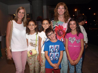 La ópera familiar 'Eloise' llenó las butacas del Teatro Gaztambide de Tudela el viernes 30 de septiembre. Se trata de un proyecto educativo coordinado por la Ópera de Cámara de Navarra en el que han participado diez colegios y entidades educativas navarras, un proceso creativo y artístico que han llevado a cabo más de 300 escolares navarros. Además, los jóvenes han trabajado conjuntamente con la Fundación Atena e Isterria, un ejemplo de integración.