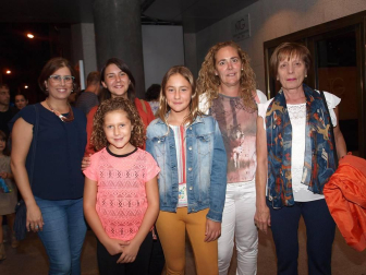 La ópera familiar 'Eloise' llenó las butacas del Teatro Gaztambide de Tudela el viernes 30 de septiembre. Se trata de un proyecto educativo coordinado por la Ópera de Cámara de Navarra en el que han participado diez colegios y entidades educativas navarras, un proceso creativo y artístico que han llevado a cabo más de 300 escolares navarros. Además, los jóvenes han trabajado conjuntamente con la Fundación Atena e Isterria, un ejemplo de integración.