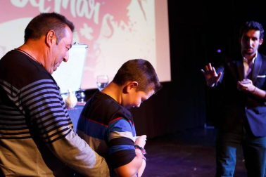 La sala Zentral se abarrotó durante la celebración del evento solidario 'Comparte tu arte con Aimar', un proyecto impulsado por el Centro Neurológico de Atención Integral (CNAI) con el objetivo de apoyar a las familias con niños con lesiones neurológicas, y que quiere convertirse en una cita de carácter periódico. Esta primera edición contó con la participación de Javier Erro, concursante de 'La Voz Kids', Amaya Romero, del programa 'El número uno', el grupo Breaking Ice, el mago Numis, la actriz Itziar Baquero y dos de los osasunistas más conocidos por la afición navarra: Oier Sanjurjo y Patxi Puñal.