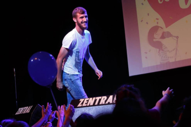 La sala Zentral se abarrotó durante la celebración del evento solidario 'Comparte tu arte con Aimar', un proyecto impulsado por el Centro Neurológico de Atención Integral (CNAI) con el objetivo de apoyar a las familias con niños con lesiones neurológicas, y que quiere convertirse en una cita de carácter periódico. Esta primera edición contó con la participación de Javier Erro, concursante de 'La Voz Kids', Amaya Romero, del programa 'El número uno', el grupo Breaking Ice, el mago Numis, la actriz Itziar Baquero y dos de los osasunistas más conocidos por la afición navarra: Oier Sanjurjo y Patxi Puñal.