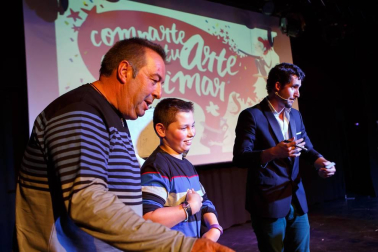 La sala Zentral se abarrotó durante la celebración del evento solidario 'Comparte tu arte con Aimar', un proyecto impulsado por el Centro Neurológico de Atención Integral (CNAI) con el objetivo de apoyar a las familias con niños con lesiones neurológicas, y que quiere convertirse en una cita de carácter periódico. Esta primera edición contó con la participación de Javier Erro, concursante de 'La Voz Kids', Amaya Romero, del programa 'El número uno', el grupo Breaking Ice, el mago Numis, la actriz Itziar Baquero y dos de los osasunistas más conocidos por la afición navarra: Oier Sanjurjo y Patxi Puñal.