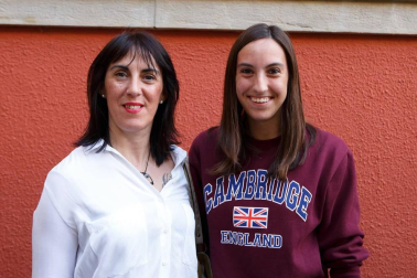 La sala Zentral se abarrotó durante la celebración del evento solidario 'Comparte tu arte con Aimar', un proyecto impulsado por el Centro Neurológico de Atención Integral (CNAI) con el objetivo de apoyar a las familias con niños con lesiones neurológicas, y que quiere convertirse en una cita de carácter periódico. Esta primera edición contó con la participación de Javier Erro, concursante de 'La Voz Kids', Amaya Romero, del programa 'El número uno', el grupo Breaking Ice, el mago Numis, la actriz Itziar Baquero y dos de los osasunistas más conocidos por la afición navarra: Oier Sanjurjo y Patxi Puñal.