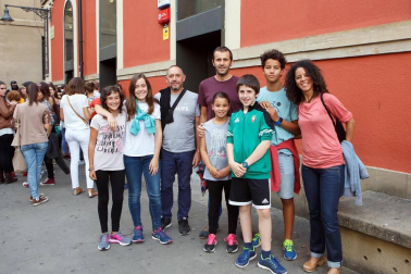 La sala Zentral se abarrotó durante la celebración del evento solidario 'Comparte tu arte con Aimar', un proyecto impulsado por el Centro Neurológico de Atención Integral (CNAI) con el objetivo de apoyar a las familias con niños con lesiones neurológicas, y que quiere convertirse en una cita de carácter periódico. Esta primera edición contó con la participación de Javier Erro, concursante de 'La Voz Kids', Amaya Romero, del programa 'El número uno', el grupo Breaking Ice, el mago Numis, la actriz Itziar Baquero y dos de los osasunistas más conocidos por la afición navarra: Oier Sanjurjo y Patxi Puñal.