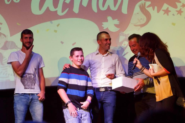 La sala Zentral se abarrotó durante la celebración del evento solidario 'Comparte tu arte con Aimar', un proyecto impulsado por el Centro Neurológico de Atención Integral (CNAI) con el objetivo de apoyar a las familias con niños con lesiones neurológicas, y que quiere convertirse en una cita de carácter periódico. Esta primera edición contó con la participación de Javier Erro, concursante de 'La Voz Kids', Amaya Romero, del programa 'El número uno', el grupo Breaking Ice, el mago Numis, la actriz Itziar Baquero y dos de los osasunistas más conocidos por la afición navarra: Oier Sanjurjo y Patxi Puñal.