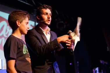 La sala Zentral se abarrotó durante la celebración del evento solidario 'Comparte tu arte con Aimar', un proyecto impulsado por el Centro Neurológico de Atención Integral (CNAI) con el objetivo de apoyar a las familias con niños con lesiones neurológicas, y que quiere convertirse en una cita de carácter periódico. Esta primera edición contó con la participación de Javier Erro, concursante de 'La Voz Kids', Amaya Romero, del programa 'El número uno', el grupo Breaking Ice, el mago Numis, la actriz Itziar Baquero y dos de los osasunistas más conocidos por la afición navarra: Oier Sanjurjo y Patxi Puñal.