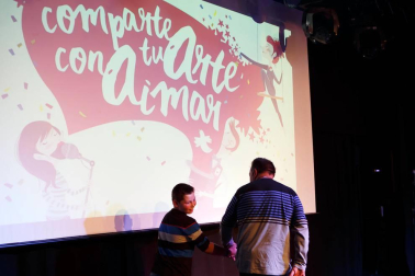 La sala Zentral se abarrotó durante la celebración del evento solidario 'Comparte tu arte con Aimar', un proyecto impulsado por el Centro Neurológico de Atención Integral (CNAI) con el objetivo de apoyar a las familias con niños con lesiones neurológicas, y que quiere convertirse en una cita de carácter periódico. Esta primera edición contó con la participación de Javier Erro, concursante de 'La Voz Kids', Amaya Romero, del programa 'El número uno', el grupo Breaking Ice, el mago Numis, la actriz Itziar Baquero y dos de los osasunistas más conocidos por la afición navarra: Oier Sanjurjo y Patxi Puñal.
