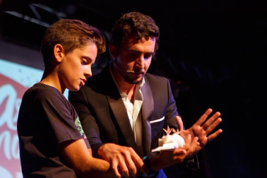 La sala Zentral se abarrotó durante la celebración del evento solidario 'Comparte tu arte con Aimar', un proyecto impulsado por el Centro Neurológico de Atención Integral (CNAI) con el objetivo de apoyar a las familias con niños con lesiones neurológicas, y que quiere convertirse en una cita de carácter periódico. Esta primera edición contó con la participación de Javier Erro, concursante de 'La Voz Kids', Amaya Romero, del programa 'El número uno', el grupo Breaking Ice, el mago Numis, la actriz Itziar Baquero y dos de los osasunistas más conocidos por la afición navarra: Oier Sanjurjo y Patxi Puñal.