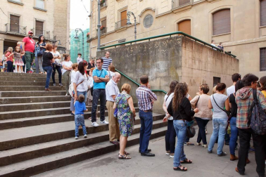 La sala Zentral se abarrotó durante la celebración del evento solidario 'Comparte tu arte con Aimar', un proyecto impulsado por el Centro Neurológico de Atención Integral (CNAI) con el objetivo de apoyar a las familias con niños con lesiones neurológicas, y que quiere convertirse en una cita de carácter periódico. Esta primera edición contó con la participación de Javier Erro, concursante de 'La Voz Kids', Amaya Romero, del programa 'El número uno', el grupo Breaking Ice, el mago Numis, la actriz Itziar Baquero y dos de los osasunistas más conocidos por la afición navarra: Oier Sanjurjo y Patxi Puñal.