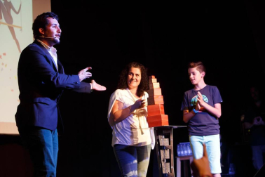 La sala Zentral se abarrotó durante la celebración del evento solidario 'Comparte tu arte con Aimar', un proyecto impulsado por el Centro Neurológico de Atención Integral (CNAI) con el objetivo de apoyar a las familias con niños con lesiones neurológicas, y que quiere convertirse en una cita de carácter periódico. Esta primera edición contó con la participación de Javier Erro, concursante de 'La Voz Kids', Amaya Romero, del programa 'El número uno', el grupo Breaking Ice, el mago Numis, la actriz Itziar Baquero y dos de los osasunistas más conocidos por la afición navarra: Oier Sanjurjo y Patxi Puñal.