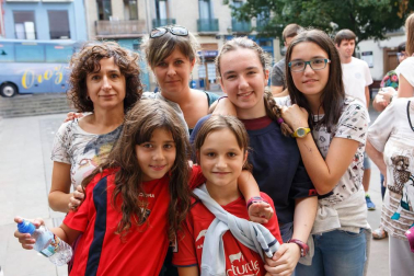 La sala Zentral se abarrotó durante la celebración del evento solidario 'Comparte tu arte con Aimar', un proyecto impulsado por el Centro Neurológico de Atención Integral (CNAI) con el objetivo de apoyar a las familias con niños con lesiones neurológicas, y que quiere convertirse en una cita de carácter periódico. Esta primera edición contó con la participación de Javier Erro, concursante de 'La Voz Kids', Amaya Romero, del programa 'El número uno', el grupo Breaking Ice, el mago Numis, la actriz Itziar Baquero y dos de los osasunistas más conocidos por la afición navarra: Oier Sanjurjo y Patxi Puñal.